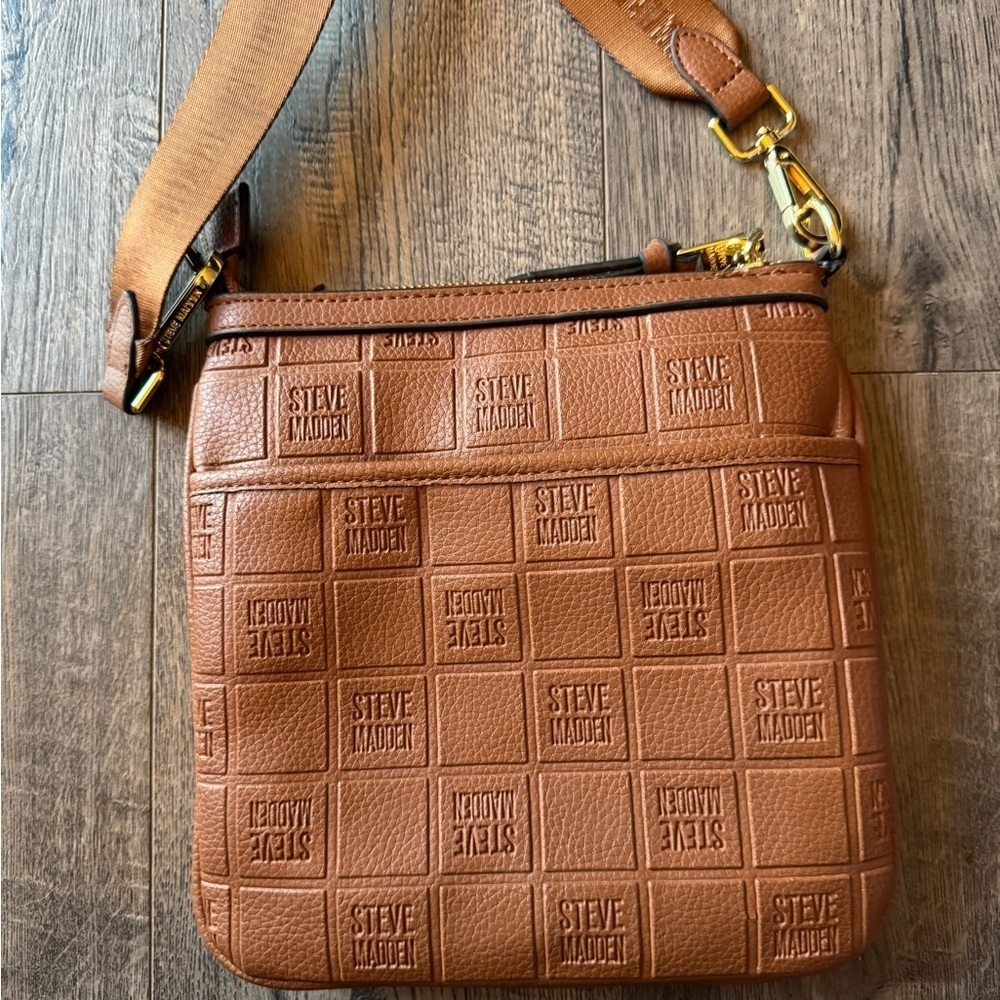 Steve Madden Pressed Logo Crossbody Bag - Picture 3 of 4